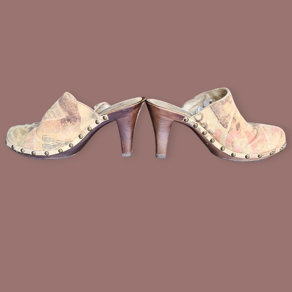 Pelle Moda Shoes - Pelle Moda Floral Print Leather Clogs in Pastel Pink and Tan